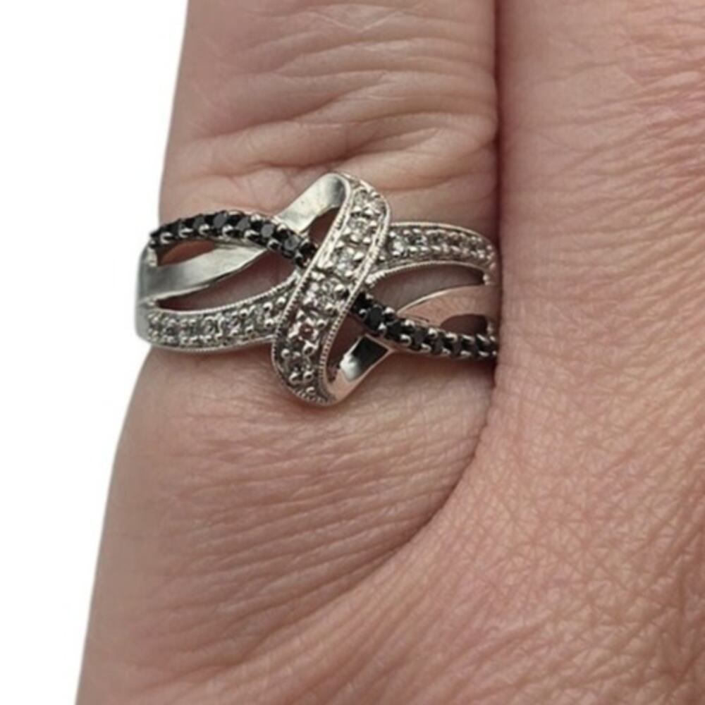 10K White  Gold Black & White Diamond Knot Ring Approx Size 7